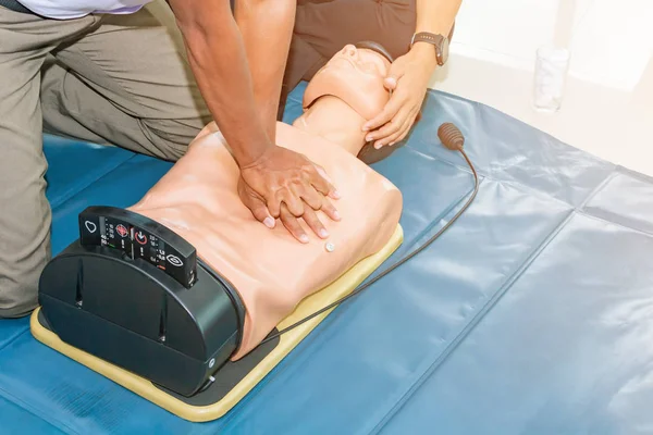 RCP ayuda entrenamiento médico ficticio — Foto de Stock