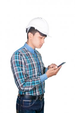 Beyaz arka planda cep telefonu ağı ile işadamı mühendis düşünme komutu