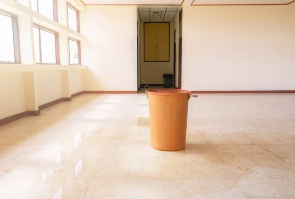 tavandan kırmızı kova su sızıntısı damla iç ofis binası