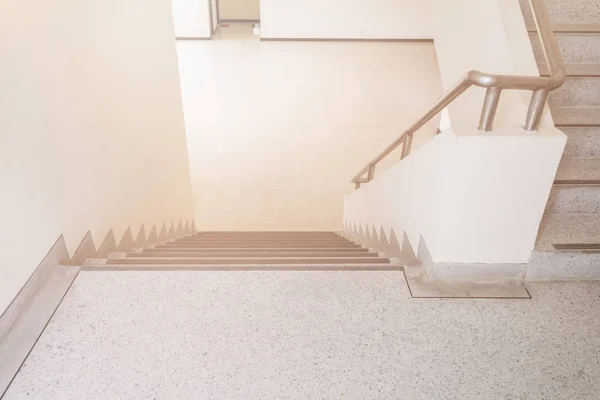 Escaliers passerelle vers le bas sol en terrazzo dans le bâtiment intérieur — Photo