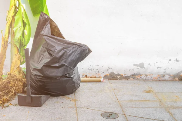 Plastikowej torby na śmieci. Stos czarny śmieci na podłodze — Zdjęcie stockowe