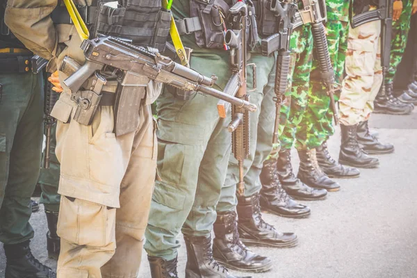 Soldat, commando debout, préparez-vous à la protection en rang — Photo