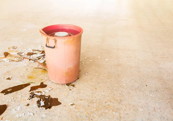 Vazamento de água queda interior edifício de escritório em balde vermelho do teto de gesso — Fotografia de Stock