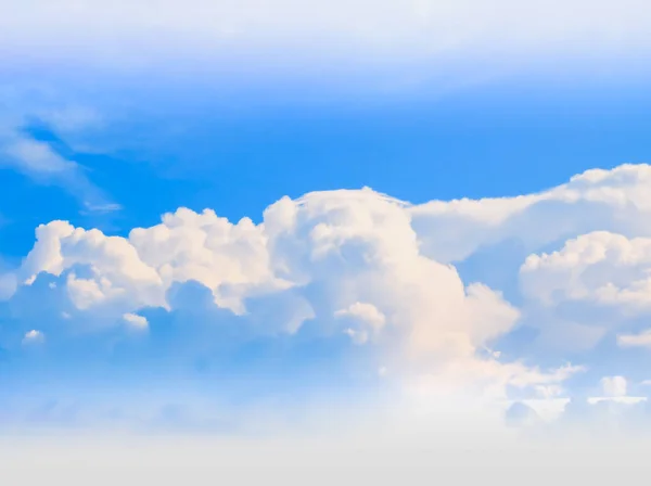 Cielo azul vívido con la nube arte de la naturaleza hermosa — Foto de Stock