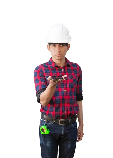 Mão do engenheiro usando telefone celular e usar capacete de segurança branco no fundo branco — Fotografia de Stock