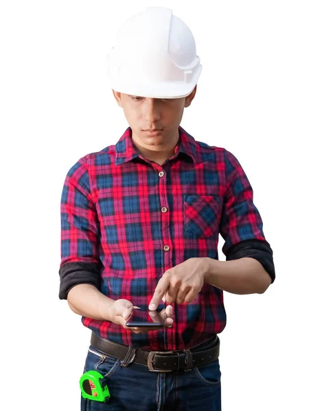 Mão do engenheiro usando telefone celular e usar capacete de segurança branco no fundo branco — Fotografia de Stock