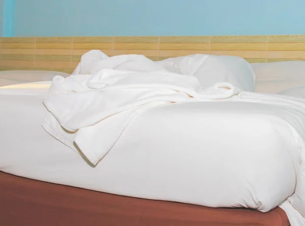 Bett und Kopfkissen weiß im Schlafzimmer — Stockfoto