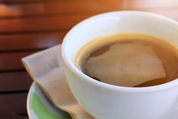 Café preto na xícara branco na mesa piso de madeira fundo — Fotografia de Stock