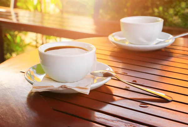Café preto na xícara branco na mesa piso de madeira fundo — Fotografia de Stock