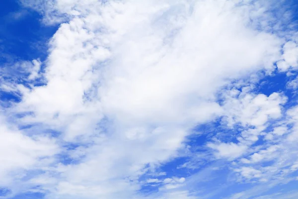 Blauer Himmel lebendig mit Wolken im Sommer Kunst der Natur — Stockfoto