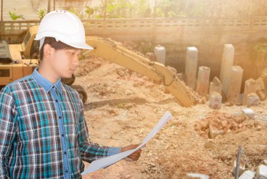 İnşaat alanında mühendis açık bekleme planları 