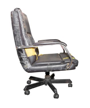 Siyah Ofis Sandalyesi eski hasar deri ve kirli beyaz arka plan izole