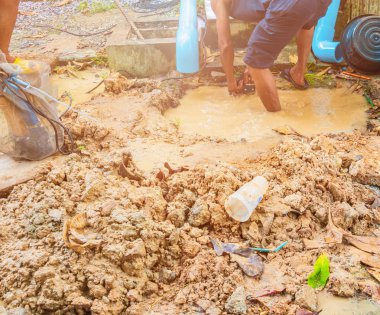 yol kenarında su hareketi ile delik kırık boru ve tesisatçı çalışma onarım