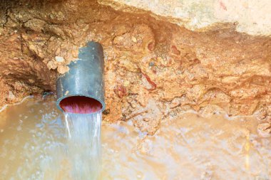 yol kenarında su hareketi ile delik kırık boru onarım bekleyin