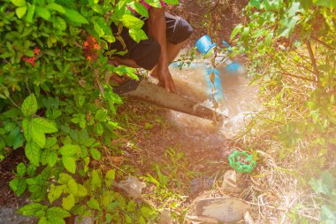yol kenarı tesisatçı çalışma onarım delik ve su hareketi kırık boru