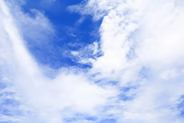 Blauer Himmel lebendig mit Wolken im Sommer Kunst der Natur schön — Stockfoto