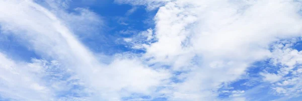 Panoramahimmel und Wolke im Sommer schöner Hintergrund — Stockfoto