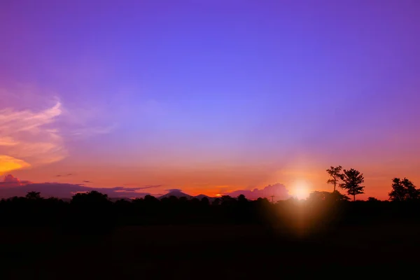 Günbatımı güzel renkli manzara mavi gökyüzü akşam doğada twilight saat — Stok fotoğraf