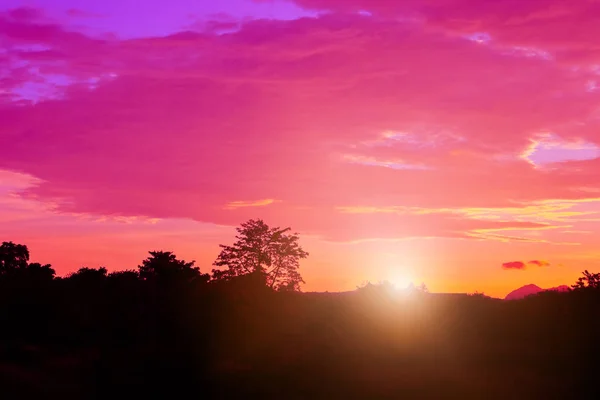 Puesta del sol hermoso paisaje colorido en el cielo azul noche naturaleza crepúsculo tiempo — Foto de Stock