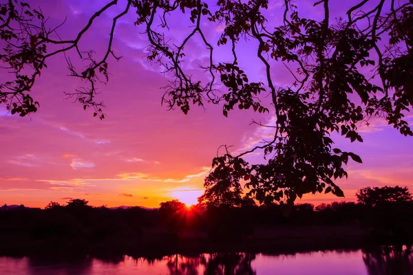 Západ Slunce Krásné Barevné Krajiny Přírodě Modrou Oblohu Večerní Soumrak — Stock fotografie