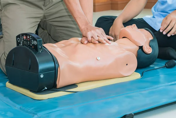Cpr aid dummy medizinisches training mit handpressenherz auf puppe notfall — Stockfoto