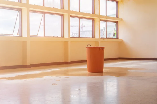 su sızıntısı tavan ve akış kırmızı kova iç ofis binası damla