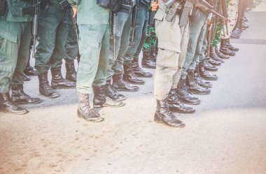 Asker, komando ayakta, arka arkaya koruma için hazırlamak ve elinde silah tutun