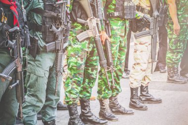 Asker, komando ayakta, arka arkaya koruma için hazırlamak ve elinde silah tutun