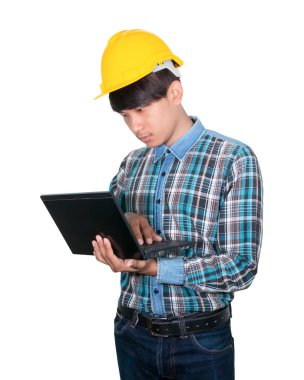 Mühendis dizüstü bilgisayar ve kafa kullanırken beyaz arka planda sarı güvenlik kaskı giymek tutarak