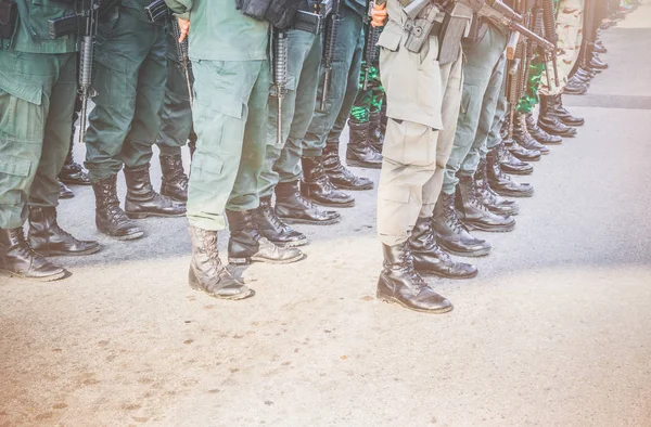 Soldat, commando debout, préparez-vous à la protection en rang et tenez le fusil à la main — Photo