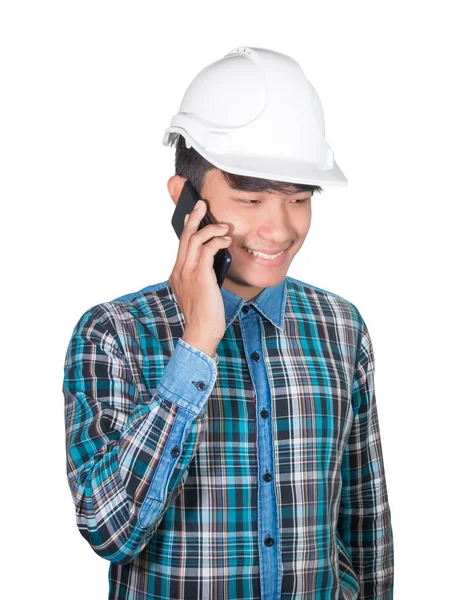 白い背景に携帯電話でコマンドを考えるビジネスマンエンジニア — ストック写真