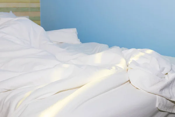 Łóżko i Narzuta Poduszka biały w sypialni — Zdjęcie stockowe