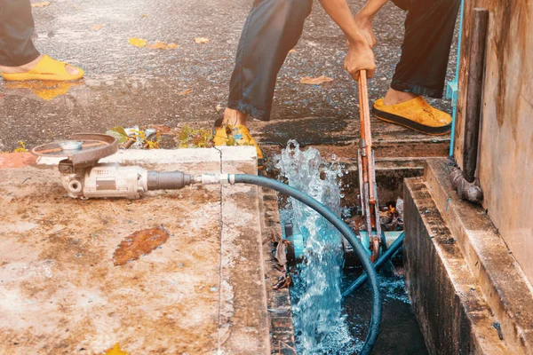 Idraulico di lavoro riparare il tubo rotto con chiavi regolabili o pinze di bloccaggio in foro — Foto Stock