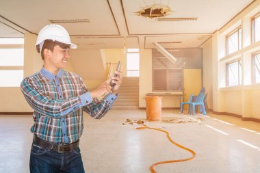 5g ağ ile cep telefonu ile Işadamı mühendis komutu