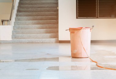 kırmızı kova altında yatan su sızıntısı iç ofis binası 