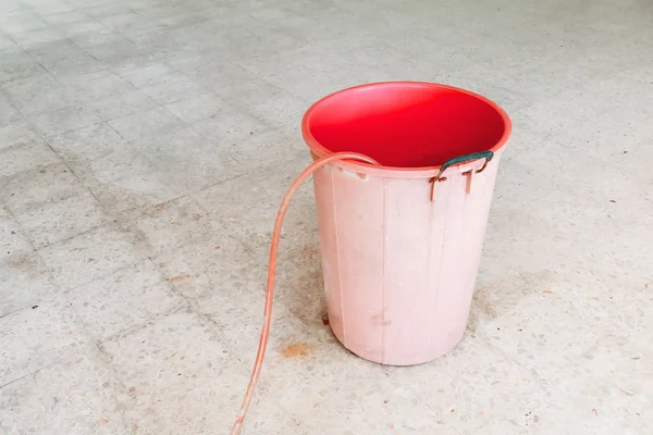 Seau rouge sous-jacent fuite d'eau intérieur immeuble de bureaux — Photo