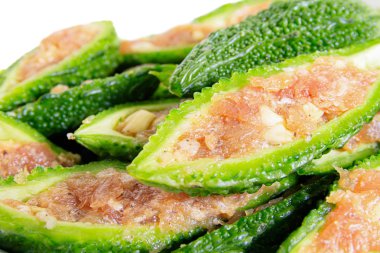 Domuz eti dolması ile acı kabalık yığını kadar yakın 