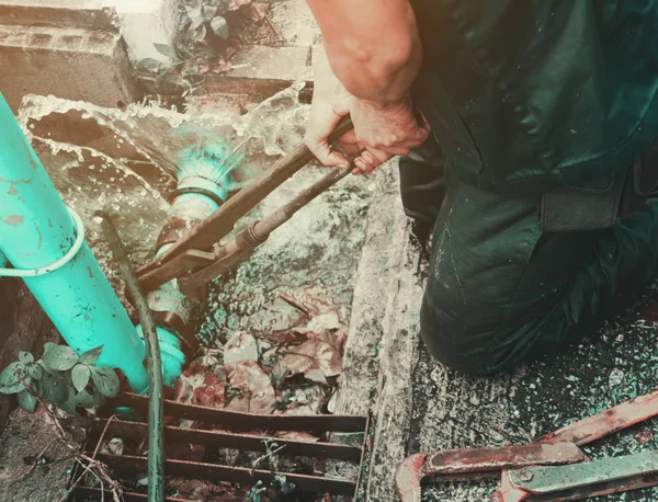 tesisatçı tamir ayarlanabilir anahtarları veya Kilitleme Pliers ile kırık boru çalışıyor 