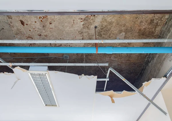 Reparatie lekkage waterpijp in onder plafond interieur kantoor — Stockfoto