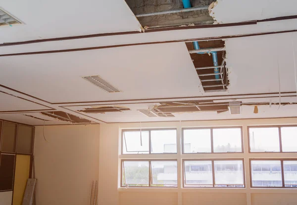 Reparatie lekkage waterpijp op plafond interieur kantoor — Stockfoto