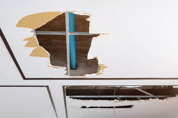 Reparatie lekkage waterpijp in onder plafond interieur kantoor — Stockfoto