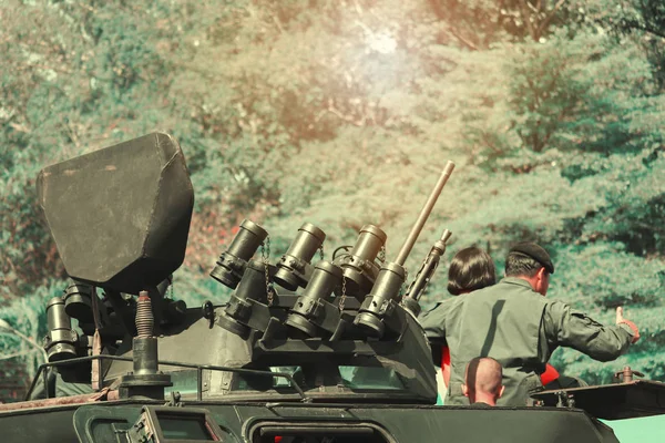 Перемещение танка эвакуировать ребенка побег на войне — стоковое фото