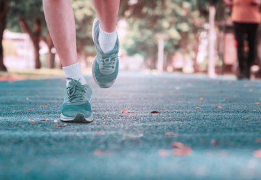 sağlık için koşu egzersizi koşmak parça kauçuk kamu parkta kilo kavramı. Vintage tonu