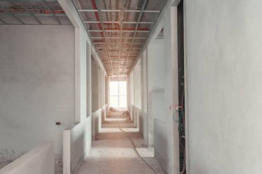 güneş ışığı tonu ile inşaat şantiyesinde yürüyüş yolu iç dekorasyon