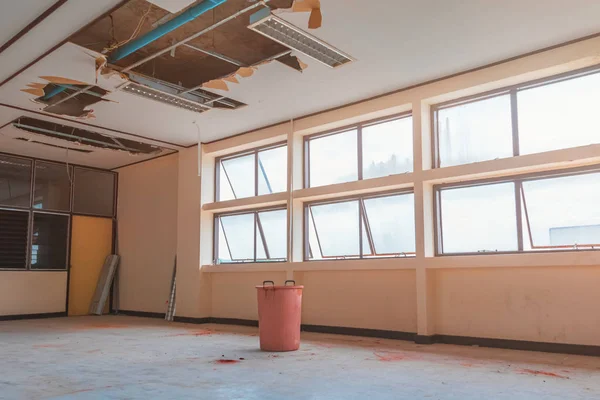 alçı tavan iç ofis binası ve kova su altında onarım kaçak su borusu