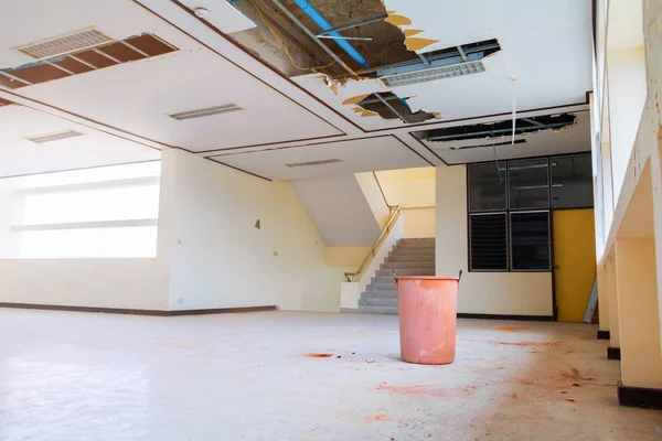 alçı tavan iç ofis binası ve kova su altında onarım kaçak su borusu