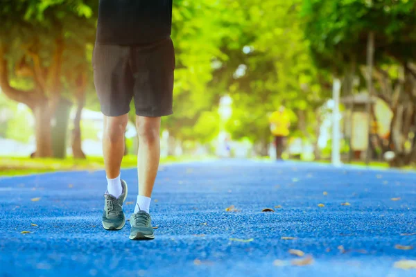 Courir exercice de jogging pour la santé perdre du poids concept sur piste caoutchouc parc public — Photo