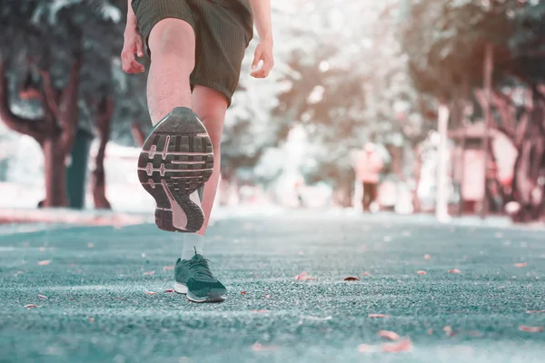 sağlık için koşu egzersiz uplift bacak ve ayak koşmak parça kauçuk kamu parkta kilo kavramı kaybetmek