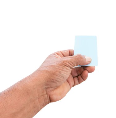 el mavi kredi kartı tutmak için sol, beyaz arka plan üzerinde boş kağıt