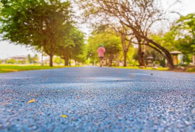 sağlık ve bulanıklık insanlar koşucu için kamu park koşu egzersiz parça koşmak kauçuk kapak mavi